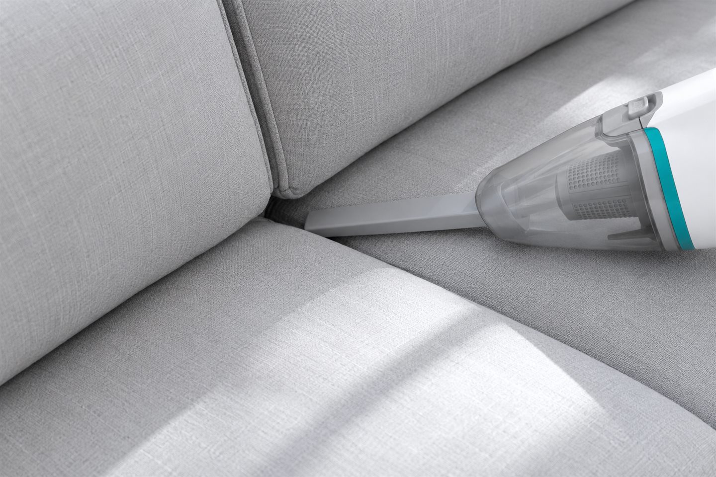 Khe ghế sofa sạch sẽ sau khi hút bụi